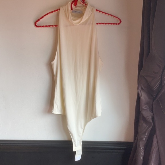 Turtle Neck White No Sleeve Shirt - Picture 3 of 4